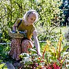 Foto einer Frau bei der Gartenarbeit