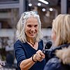 Foto: Frau mit Mikrofon interviewt eine andere Frau