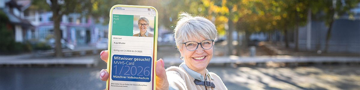 ältere Frau zeigt digitale MVHS-Card 1/2026 auf Smartphone