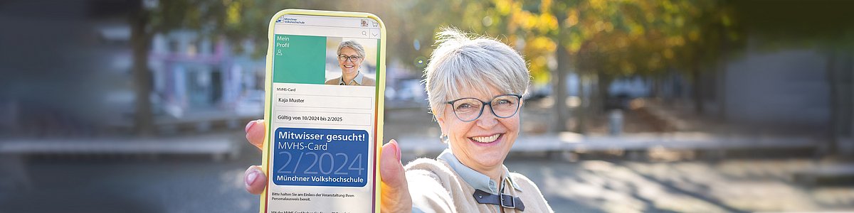 ältere Frau zeigt digitale MVHS-Card auf Smartphone 