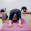 Foto: Person in einer Yogaübung auf Yogamatte