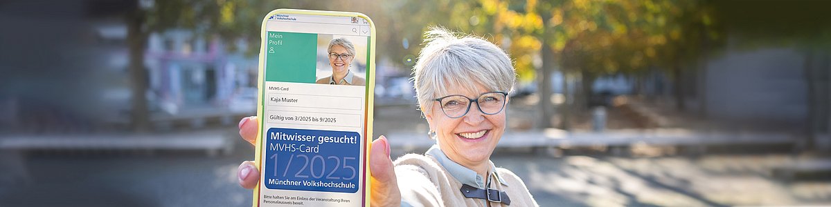 ältere Frau zeigt digitale MVHS-Card 1/2025 auf Smartphone 