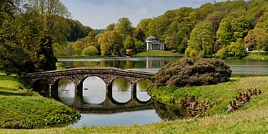 Münchner Parklandschaft mit Brücke