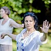 Frauen bei Qigong-Übungen im Freien