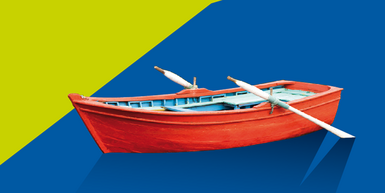 Rotes Ruderboot vor blau-gelbem Hintergrund