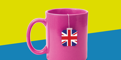 pinkfarbene Tasse mit englischem Teebeutel vor gelb-blauem Hintergrund