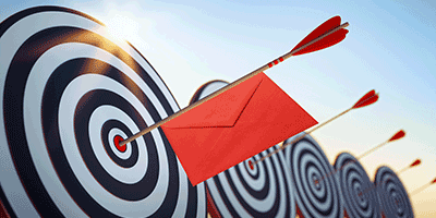 Roter Pfeil mit Brief trifft exakt eine Zielscheibe